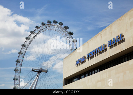 Il Royal Festival Hall e Millennium Wheel, Southbank, London REGNO UNITO Foto Stock