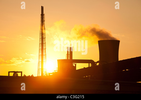 Negli impianti petrolchimici in Billingham su Teeside, UK, al tramonto. Foto Stock