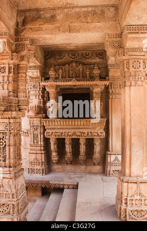 Dettagli architettonici di un edificio, Adalaj Vav, Ahmedabad, Gujarat, India Foto Stock