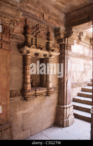 Dettagli architettonici di un edificio, Adalaj Vav, Ahmedabad, Gujarat, India Foto Stock