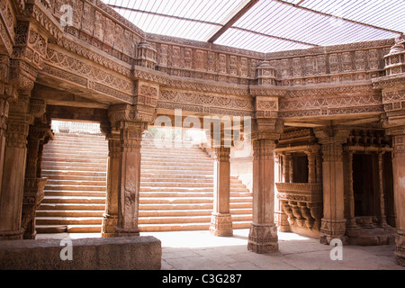 Dettagli architettonici di un edificio, Adalaj Vav, Ahmedabad, Gujarat, India Foto Stock