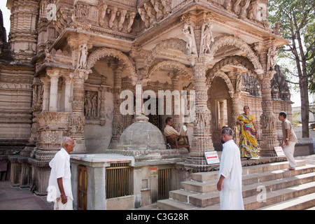 Le persone a un tempio, Swaminarayan Akshardham tempio, Ahmedabad, Gujarat, India Foto Stock