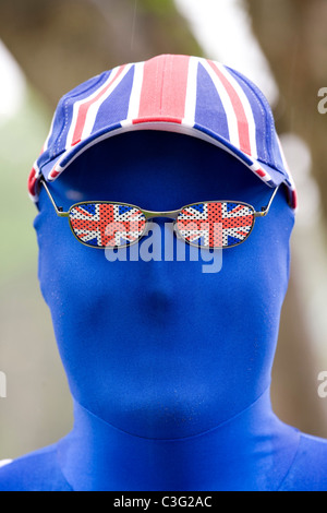 Morphsuit sfida a Drayton Manor Park, il Tamworth, Staffordshire. Nella foto, un morph, vestito in British cappello e occhiali da sole Foto Stock