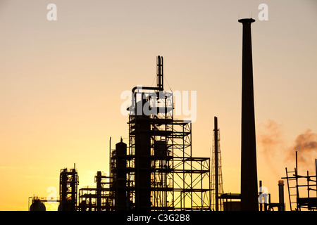 Negli impianti petrolchimici in Billingham su Teeside, UK, al tramonto. Foto Stock