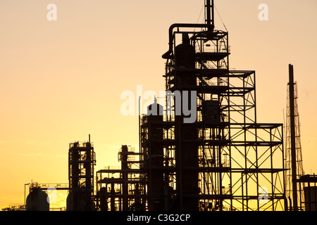 Negli impianti petrolchimici in Billingham su Teeside, UK, al tramonto. Foto Stock