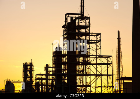 Negli impianti petrolchimici in Billingham su Teeside, UK, al tramonto. Foto Stock