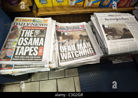 Quotidiani in un edicola in New York relazione sull'uccisione del terrorista Osama Bin Laden in Abbottabad, Pakistan Foto Stock