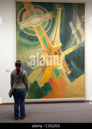 Donna che guarda la pittura la Torre Eiffel da Robert Delaunay in Neue Nationalgalerie nel Kulturforum a Berlino Germania Foto Stock