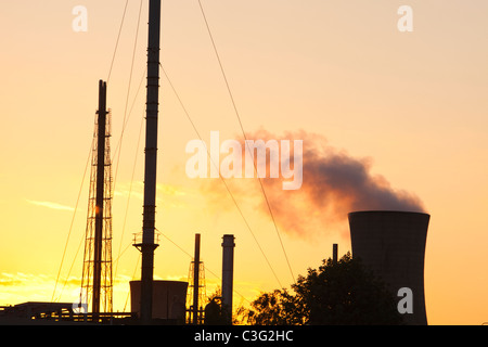 Negli impianti petrolchimici in Billingham su Teeside, UK, al tramonto. Foto Stock