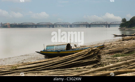 Ponte che attraversa il fiume, Vivekananda Setu, Calcutta, West Bengal, India Foto Stock