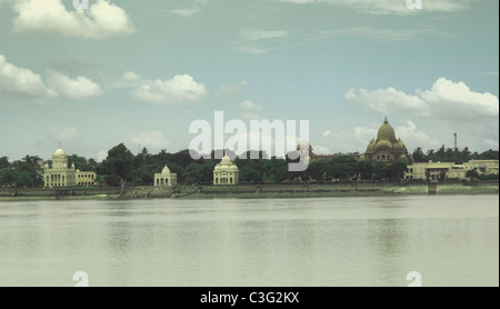 Tempio a waterfront Dakshineswar Kali Temple, Fiume Hooghly, Calcutta, West Bengal, India Foto Stock