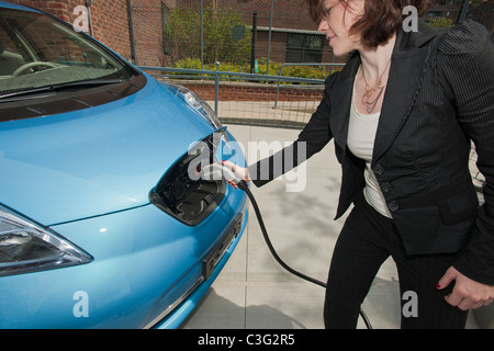 Un collega da Hertz, tecnologie di Coulomb ChargePoint stazione in Seward Park cooperative nel Lower East Side di New York Foto Stock