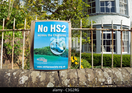 No HS2 attraverso il Chilterns protesta avviso sulle ringhiere in ferro in Little Missenden Bucks REGNO UNITO Foto Stock