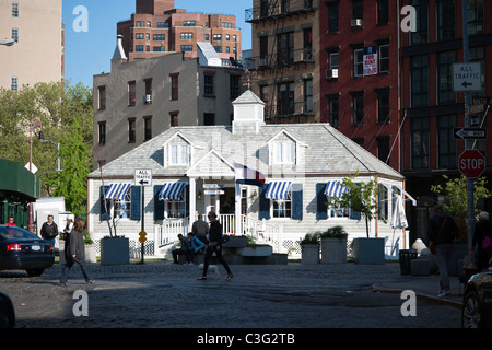 Un pre-fab beach cottage in NY Meatpacking District ospita un Tommy Hilfiger pop-up store con il suo mondo Prep line Foto Stock