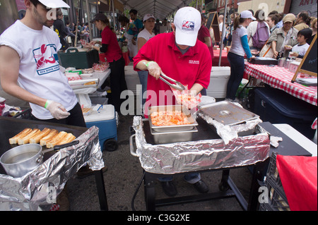 Il Red Hook Lobster Pound prepara e vende lobster rulli ad una fiera di strada di New York Foto Stock