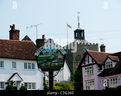 Segno di villaggio con San Giovanni Battista in background nel villaggio di Finchingfield, Essex, Regno Unito Foto Stock