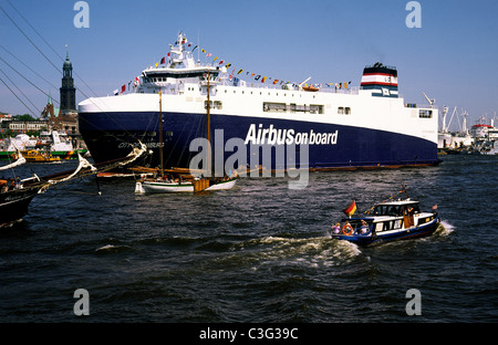 RoRo nave città di Amburgo di prendere l'Airbus A380 di parti dal porto di Amburgo per il porto di Marsiglia. Foto Stock