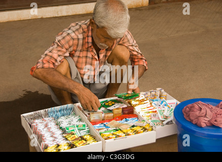 Venditore ambulante di vendita di prodotti del tabacco, Chandni Chowk, Delhi, India Foto Stock