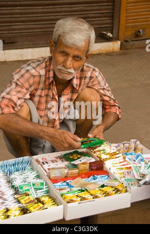 Venditore ambulante di vendita di prodotti del tabacco, Chandni Chowk, Delhi, India Foto Stock