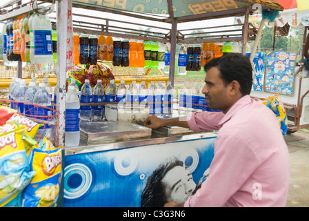 Venditore di bibite analcoliche in un mercato in stallo, New Delhi, India Foto Stock