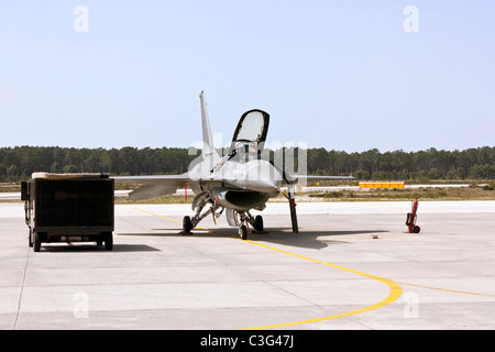 F-16 parcheggiato a monte real, Portogallo. che partecipano al disgelo reale esercitazione nato Foto Stock