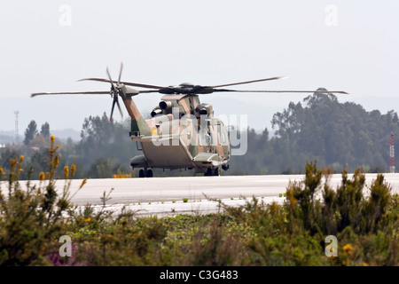 Il portoghese eh-101 merlin in pista approccio. che partecipano al disgelo reale esercizio della NATO. Foto Stock