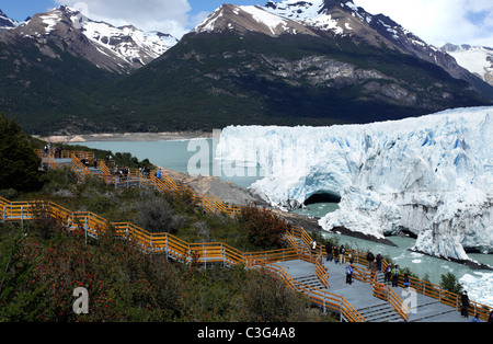Vedute del Ghiacciaio Perito Moreno e visitatore piattaforma di osservazione, El Calafate, Patagonia, Argentina, Sud America. Foto Stock