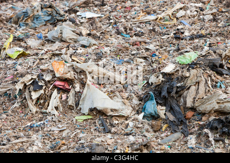 Rifiuti di plastica in un sito di discarica su Teeside, UK.