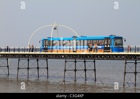 Una fermata del tram che passa i turisti in Southport Pier Tram, Southport, Merseyside, Lancashire, Inghilterra, Regno Unito. Foto Stock