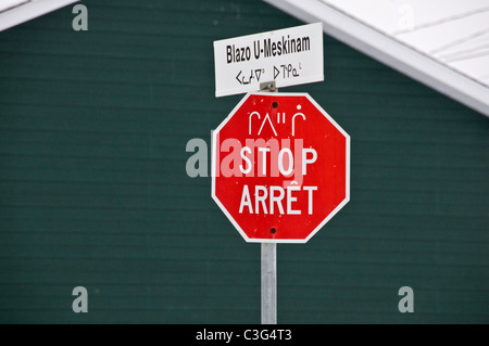 Segno di stop in francese, inglese e lingue Cree nella comunità Cree di Mistissini Nord del Québec in Canada Foto Stock