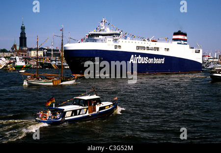 RoRo nave città di Amburgo di prendere l'Airbus A380 di parti dal porto di Amburgo per il porto di Marsiglia. Foto Stock