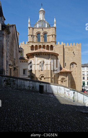 Vista posteriore del Sé Velha (vecchia cattedrale di Coimbra, Portogallo Foto Stock