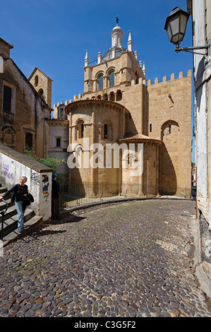 Vista posteriore del Sé Velha (vecchia cattedrale di Coimbra, Portogallo Foto Stock