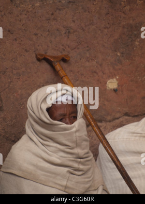 Ritratto di pellegrino al di fuori di una chiesa a Lalibela durante le festività di Pasqua Foto Stock