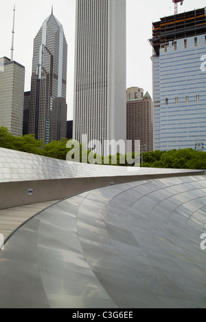 Edifici e BP Bridge in Millennium Park di Chicago, Illinois. Foto Stock