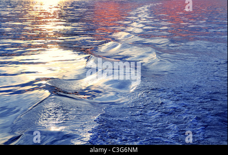 Mare blu onde acqua tramonto da poppa nave wake Foto Stock