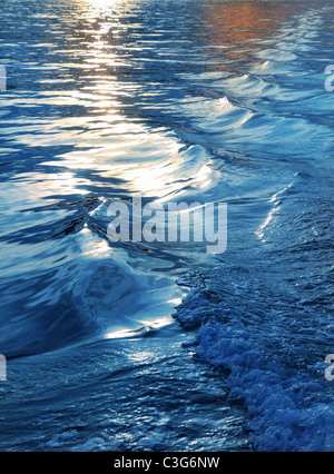 Mare blu onde acqua tramonto da poppa nave wake Foto Stock