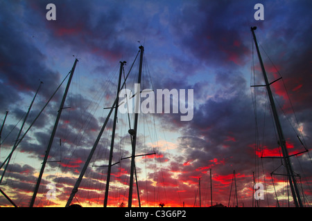 Drammatica marina barca a vela al tramonto del montante sky skyscape retroilluminazione Foto Stock