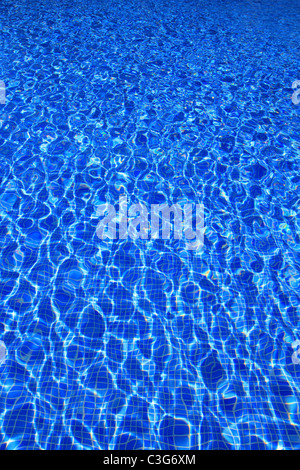 Piastrelle blu piscina con acqua di riflessione immagine di tessitura Foto Stock