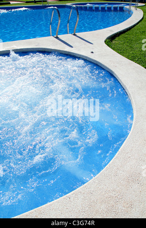 Blue jet spa piscina in giardino con prato verde dayspa all'aperto Foto Stock