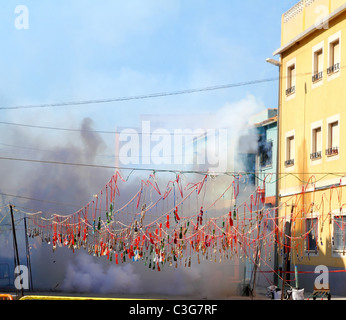 Fuochi d'artificio petardi che esplodono in fumo street in Spagna fest Foto Stock