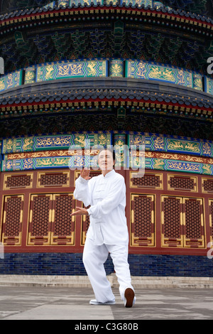 Donna senior di praticare il Tai Chi e il Tempio del Paradiso Foto Stock