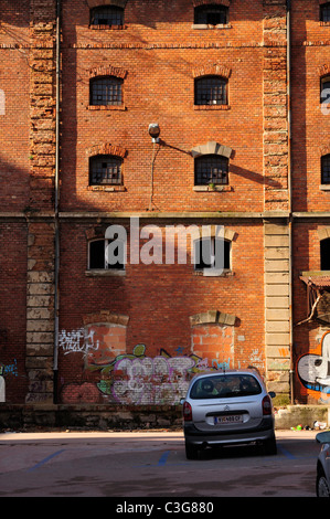 Parcheggio nel cortile della fabbrica abbandonata, Rijeka, Croazia Foto Stock