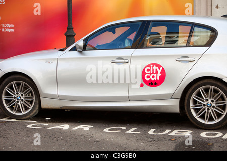 Uno spazio per il parcheggio riservato per le auto club veicoli. Foto Stock