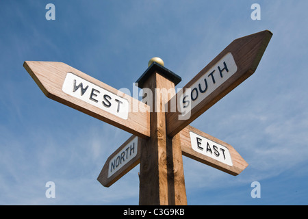 Una bussola post a pozzetti bianchi su Ilkley Moor, Yorkshire, Regno Unito. Foto Stock