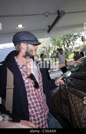 David Beckham, portando il suo Louis Vuitton borsa da viaggio, ottiene una  scorta della polizia come egli arriva al LAX Airport su un British Airways  Foto stock - Alamy