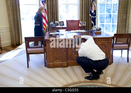 Il presidente Barack Obama, Caroline Kennedy Schlossberg esamina la risoluta scrivania in ufficio ovale. In una famosa fotografia, Foto Stock