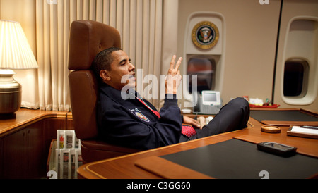 Il presidente Barack Obama indossa un AF1 camicia sul suo primo volo a bordo di Air Force One dalla Andrews Air Force Base a Newport News Foto Stock