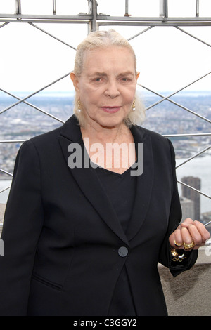 Lauren Bacall ospita una cerimonia di illuminazione all'Empire State Building celebrando per onorare il centoventicinquesimo anniversario della American Foto Stock