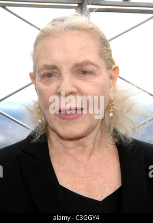 Lauren Bacall ospita una cerimonia di illuminazione all'Empire State Building celebrando per onorare il centoventicinquesimo anniversario della American Foto Stock